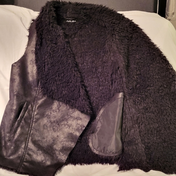 🩷 3/$15 MO-KA - WOMEN'S FAUX FUR & LEATHER VEST SIZE MEDIUM - Picture 4 of 8